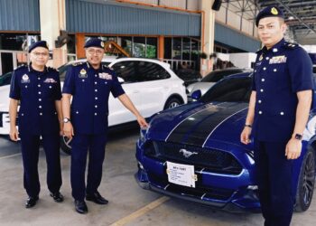 ZULKIFLY Ismail (dua dari kiri) menunjukkan sebuah kereta jenis Ford Mustang yang disita kerana LKM tamat tempoh ketika sidang akhbar di Seberang Jaya, Pulau Pinang hari ini.-UTUSAN/ISWAN SHAFIQ ISA