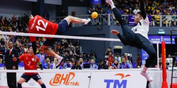 AKSI pemain sepaktakraw kebangsaan, Muhammad Zulkifli Abd Razak, Muhammad Afifuddin Mohd Razali, dan Aidil Aiman Azwawi ketika menentang pasukan Jepun pada peringkat suku akhir  sepaktakraw Regu Berkumpulan pada Kejohanan Piala Dunia Sepaktakraw TM ISTAF 2026 di Stadium Titiwangsa di sini hari ini.-UTUSAN/SHIDDIEQIIN ZON