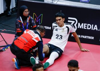Tekong negara Mohammad Syahir Mohd Rosdi mengalami kecederaan ketika menentang pasukan Jepun pada peringkat suku akhir sepaktakraw Regu Berkumpulan pada Kejohanan Piala Dunia Sepaktakraw TM ISTAF 2026 di Stadium Titiwangsa, semalam.-UTUSAN/SHIDDIEQIIN ZON