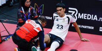Tekong negara Mohammad Syahir Mohd Rosdi mengalami kecederaan ketika menentang pasukan Jepun pada peringkat suku akhir sepaktakraw Regu Berkumpulan pada Kejohanan Piala Dunia Sepaktakraw TM ISTAF 2026 di Stadium Titiwangsa, semalam.-UTUSAN/SHIDDIEQIIN ZON