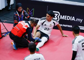 TEKONG negara Mohammad Syahir Mohd Rosdi mengalami kecederaan ketika menentang pasukan Jepun pada peringkat suku akhir sepaktakraw Regu Berkumpulan pada Kejohanan Piala Dunia Sepaktakraw TM ISTAF 2026 di Stadium Titiwangsa di sini hari ini. -UTUSAN/SHIDDIEQIIN ZON