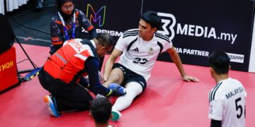 TEKONG negara Mohammad Syahir Mohd Rosdi mengalami kecederaan ketika menentang pasukan Jepun pada peringkat suku akhir sepaktakraw Regu Berkumpulan pada Kejohanan Piala Dunia Sepaktakraw TM ISTAF 2026 di Stadium Titiwangsa di sini hari ini. -UTUSAN/SHIDDIEQIIN ZON