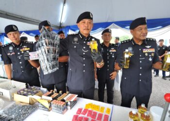 PEMANGKU Ketua Polis Johor Hoo Chuan Huat (dua dari kanan) menunjukkan katrij vape mengandungi dadah susulan kejayaan pihaknya membongkar makmal haram pemprosesan dadah bernilai RM16.40 juta. UTUSAN/RAJA JAAFAR ALI