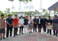 YANG di-Pertua MPP UTM, Irfan Firdaus menyerahkan Memorandum Bantahan Saman dan Polisi Menindas Mahasiswa UTM kepada pentadbiran universiti di UTM, Skudai, Johor Bahru hari ini.