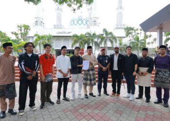 YANG di-Pertua MPP UTM, Irfan Firdaus menyerahkan Memorandum Bantahan Saman dan Polisi Menindas Mahasiswa UTM kepada pentadbiran universiti di UTM, Skudai, Johor Bahru hari ini.