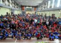 PANDAK Ahmad bergambar bersama 200 kanak-kanak berusia antara lima dan 15 tahun yang menyertai acara berkhatan Program Sunathon Hero Iskandar Puteri 2.0 di Dewan Taman Pulai Utama, Iskandar Puteri.