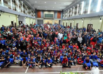 PANDAK Ahmad bergambar bersama 200 kanak-kanak berusia antara lima dan 15 tahun yang menyertai acara berkhatan Program Sunathon Hero Iskandar Puteri 2.0 di Dewan Taman Pulai Utama, Iskandar Puteri.