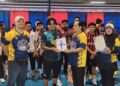 AHMAD Maslan (dua kanan) menyampaikan sijil penyertaan kepada peserta ketika hadir merasmikan Liga Sukan Komuniti di Stadium Futsal Bandar Baru Pontian, Johor.