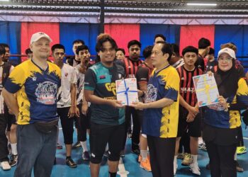 AHMAD Maslan (dua kanan) menyampaikan sijil penyertaan kepada peserta ketika hadir merasmikan Liga Sukan Komuniti di Stadium Futsal Bandar Baru Pontian, Johor.
