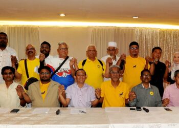 BEKAS kepimpinan negeri, cabang dan ahli PKR mengumumkan keluar parti dan memasuki Parti Bersama Malaysia pada sidang akhbar di Bandar Baru Uda, Johor Bahru.