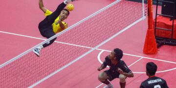 AKSI pemain sepaktakraw kebangsaan, Muhammad Haziq Hairul Nizam, Farhan Adam dan Mohd Azlan Alias ketika menentang pasukan Indonesia pada peringkat separuh akhir  sepaktakraw Regu Berkumpulan pada Kejohanan Piala Dunia Sepaktakraw TM ISTAF 2026 di Stadium Titiwangsa di sini hari ini.-UTUSAN/ SHIDDIEQIIN ZON