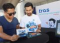 Kazrin Khairul Anuar (kanan) menerangkan kepada seorang pengunjung mengenai kemudahan pembiayaan Tras sempena program Tras Teavel di Juru, Bukit Mertajam, Pulau Pinang hari ini.-UTUSAN/DANIAL SAAD