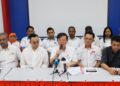 CHOW Kon Yeow (tengah) ketika sidang akhbar selepas mempengerusikan Mesyuarat Agung Tahunan PH negeri di George Town, Pulau Pinang hari ini.-UTUSAN/DANIAL SAAD