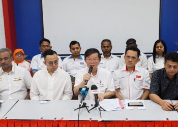 CHOW Kon Yeow (tengah) ketika sidang akhbar selepas mempengerusikan Mesyuarat Agung Tahunan PH negeri di George Town, Pulau Pinang hari ini.-UTUSAN/DANIAL SAAD