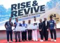 WAN Esuriyanti Wan Ahmad (tiga,kiri) menyampaikan sumbangan kepada Persatuan Kebajikan Ahsana Kuala Lumpur Ana Atikah Zainal Abidin (empat, kiri) pada program Rise & Revive di IWK Eco Park Pantai Dalam, Kuala Lumpur, hari ini.