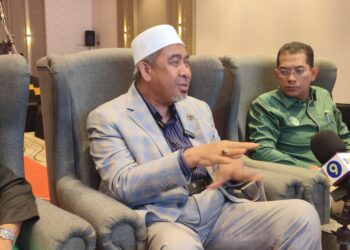 DR. Izani Husain (kiri) semasa sidang media selepas merasmikan Taklimat Status Semasa Bekalan Air di Negeri Kelantan, Kota Bharu, Kelantan hari ini-UTUSAN/YATIMIN ABDULLAH.