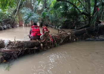 ANGGOTA bomba sewaktu menjalankan operasi pencarian bagi mencari mangsa yang disyaki terjatuh ke dalam sungai berhampiran Lebuhraya Baru Lembang Klang (NKVE) berdekatan Menara Finas, di Damansara Damai semalam. - Ihsan Bomba