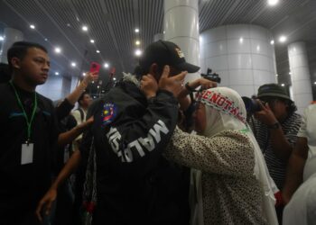 AKTIVIS Malaysia GSF 2.0 selamat pulang ke tanah air di KLIA. - UTUSAN/FAISOL MUSTAFA