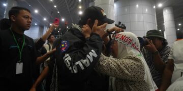 AKTIVIS Malaysia GSF 2.0 selamat pulang ke tanah air di KLIA. - UTUSAN/FAISOL MUSTAFA