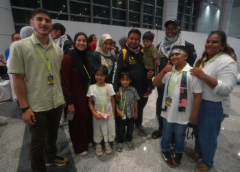 ANTARA aktivis Malaysia yang menyertai misi kemanusiaan GSF 2.0 selamat tiba KLIA Terminal 1. - UTUSAN/FAISOL MUSTAFA