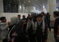 OSMAN (memakai topi) ketika tiba di KLIA. - UTUSAN/FAISOL MUSTAFA