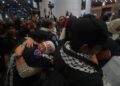 ANTARA aktivis Malaysia yang menyertai misi kemanusiaan GSF 2.0 selamat tiba KLIA Terminal 1. - UTUSAN/FAISOL MUSTAFA