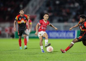MOHD. Faiz Nasir (tengah) dicabar oleh dua pemain Bunga Raya FC semasa cuba melakukan hantaran kepada rakan sepasukan pada aksi Liga A1 Semi Pro di Staidum Sultan Muhammad IV, Kota Bharu, Kelantan malam tadi.-IHSAN KRW FC