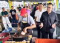 STEVEN Sim Chee Keong (kanan) ketika menghadiri Program Jualan Madani Koperasi (JMK) KUSKOP 2026 sempena Karnival Keluarga Sungai Pinang di Pulau Pinang, hari ini.-UTUSAN/ISWAN SHAFIQ ISA