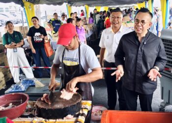 STEVEN Sim Chee Keong (kanan) ketika menghadiri Program Jualan Madani Koperasi (JMK) KUSKOP 2026 sempena Karnival Keluarga Sungai Pinang di Pulau Pinang, hari ini.-UTUSAN/ISWAN SHAFIQ ISA