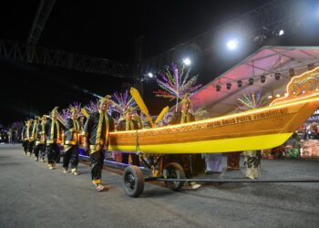 PERARAKAN Perahu Jarum Emas Jamalullail menghiasi majlis perasmian Malam Citra Warna Kuala Perlis 2026 yang bersempena Festival Rakyat 3.0 di Dataran Lok 9, Kuala Perlis baru-baru ini.-UTUSAN/IZLIZAN OTHMAN