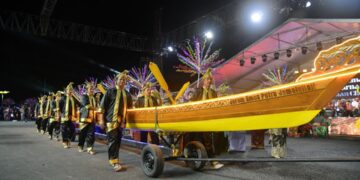 PERARAKAN Perahu Jarum Emas Jamalullail menghiasi majlis perasmian Malam Citra Warna Kuala Perlis 2026 yang bersempena Festival Rakyat 3.0 di Dataran Lok 9, Kuala Perlis baru-baru ini.-UTUSAN/IZLIZAN OTHMAN