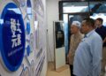 HILMI Abdullah (kanan) melihat kemudahan yang ada di Kelstone Cosmos Lab di Tunjong, Kota Bharu, Kelantan hari ini. - UTUSAN/KAMARUL BISMI KAMARUZAMAN