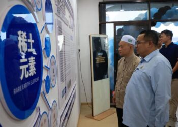 HILMI Abdullah (kanan) melihat kemudahan yang ada di Kelstone Cosmos Lab di Tunjong, Kota Bharu, Kelantan hari ini. - UTUSAN/KAMARUL BISMI KAMARUZAMAN
