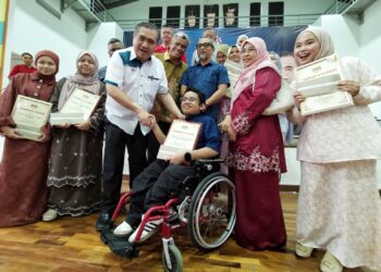 LOKE Siew Fook, bergambar bersama pelajar cemerlang dalam peperiksaan SPM 2025 pada Majlis Hi-Tea di Seremban, hari ini.- UTUSAN/MOHD SHAHJEHAN MAAMIN.