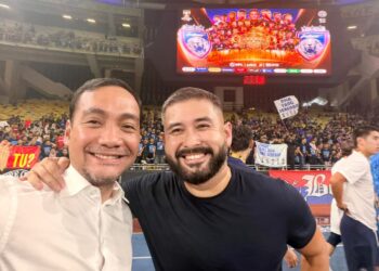 ONN Hafiz Ghazi (kiri) bergambar bersama Tunku Mahkota Ismail selepas JDT menewaskan Kuching City FC 2-0 untuk merangkul Piala Malaysia di TM Stadium Nasional, Bukit Jalil malam tadi.