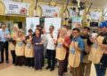 Hannah Yeoh menunjukkan notis penawaran diskaun makanan dan minuman sehingga 15 peratus melibatkan golongan warga emas di Medan Selera Presint 9 Putrajaya.