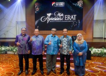 SHAMSUL Azri Abu Bakar rdiiringi Ismail Bakar pada Majlis Apresiasi Erat EAIC di Putrajaya. - UTUSAN/FAISOL MUSTAFA