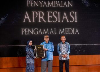 SHAMSUL Azri Abu Bakar menyampaikan sijil penghargaan EAIC kepada Ketua Biro Putrajaya, Utusan Malaysia, Maisarah Sheikh Rahim pada majlis ERAT, di Putrajaya.