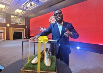 EMMANUEL Mbarga meraikan kasut emas yang dimilikinya selepas bergelar penjaring terbanyak di Liga A1 Semi pro