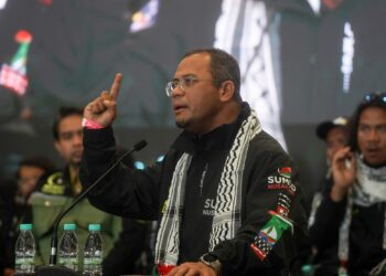 AMIRUDIN Shari ketika berucap pada sambutan ketibaan peserta Malaysia GSF 2.0 di KLIA.- UTUSAN/FAISOL MUSTAFA