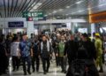 AMRUDIN Shari diiringi Sani Araby ketika menyambut aktivis Malaysia yang menyertai misi kemanusiaan GSF 2.0 selamat tiba KLIA Terminal 1. - UTUSAN/FAISOL MUSTAFA