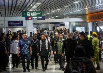 AMRUDIN Shari diiringi Sani Araby ketika menyambut aktivis Malaysia yang menyertai misi kemanusiaan GSF 2.0 selamat tiba KLIA Terminal 1. - UTUSAN/FAISOL MUSTAFA