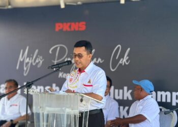 BORHAN Aman Shah berucap di Majlis Penyerahan Cek kepada Pengusaha Tanah Penduduk Kampung Orang Asli Bukit Baja di Cyberjaya.