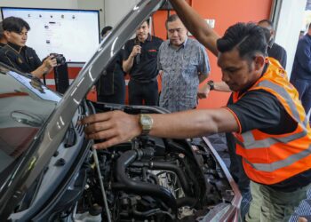 Menteri Pengangkutan, Anthony Loke Siew Fook diiringi oleh Ketua Pengarah JPJ, Datuk Aedy Fadly Ramli melawat ke ruang pemeriksaan kenderaan ketika sesi pelancaran Pusat Pemeriksaan Kenderaan Motor (PPKM) di TTDI Grove Square 2, Kajang di sini hari ini. GAMBAR - AMIR KHALID