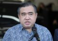 ANTHONY Loke Siew Fook sewaktu berucap pada sesi pelancaran Pusat Pemeriksaan Kenderaan Motor (PPKM) di TTDI Grove Square 2, Kajang di sini hari ini. GAMBAR - AMIR KHALID