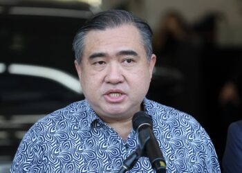 ANTHONY Loke Siew Fook sewaktu berucap pada sesi pelancaran Pusat Pemeriksaan Kenderaan Motor (PPKM) di TTDI Grove Square 2, Kajang di sini hari ini. GAMBAR - AMIR KHALID