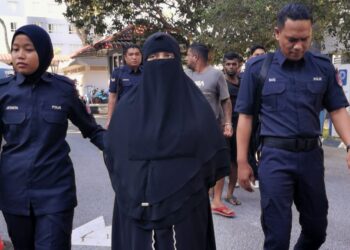 TERTUDUH hadir ke Kompleks Mahkamah Seremban hari ini bagi didakwa atas pertuduhan memberi racun rumput kepada anak perempuannya berusia setahun. Prosiding bagaimanapun ditangguhkan.-UTUSAN / MOHD SHAHJEHAN MAAMIN