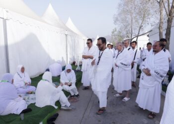 ZULKIFLI Hasan meninjau khemah jemaah Malaysia di Arafah.