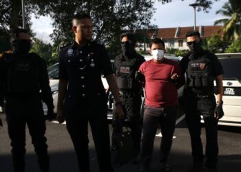 MUHAMMAD Ilhami Badaruddin (dua kanan) mengaku tidak bersalah terhadap pertuduhan cubaan bunuh ke atas ibu tunggal di Mahkamah Sesyen Alor Setar, hari ini. - UTUSAN/ SHAHIR NOORDIN