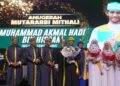 MUHAMMAD Akmal Hadi Hissam, 16, (tengah) antara 201 orang hafiz dan hafizah yang dirai dalam Majlis Haflah Takrimiyah AKMAL Kali Ketujuh baru-baru ini sebagai tanda penghargaan terhadap pencapaian mereka dalam menghafaz al-Quran.